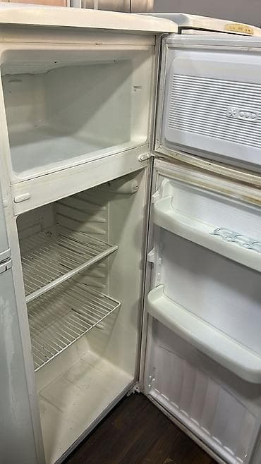 İki qapılı məişət soyuducusu - Üst hissədə ayrıca dondurucu bölmə - — 2
