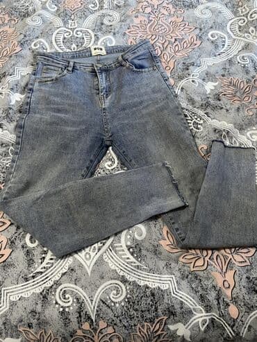 Klassik mavi rəngdə dar kəsimli cins şalvar. - Model: 5 ciblə – 2 ön