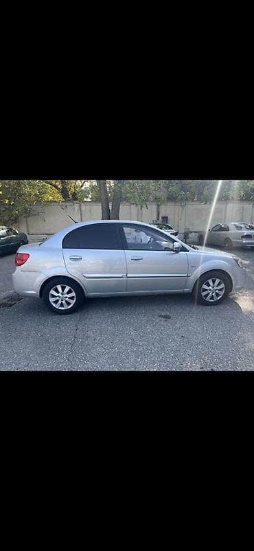 e 3 2: Kia Cerato: 1.5 l | 2010 il Sedan — 4
