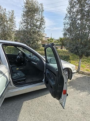 ulduz disk: BMW 7 Series sedan (E38), gümüş rəngli, 4 qapılı, arxa ötürücülü — 8