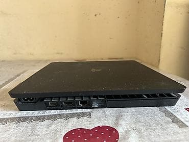 ssd satilir: Sony PlayStation 4 Slim oyun konsolu Komplekt: - PS4 Slim (qara rəng) — 3