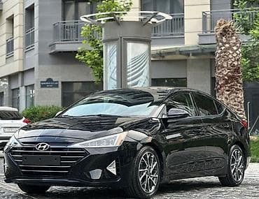 Hyundai Elantra sedan – qara rəng, zərif və dinamik dizayn. Texniki