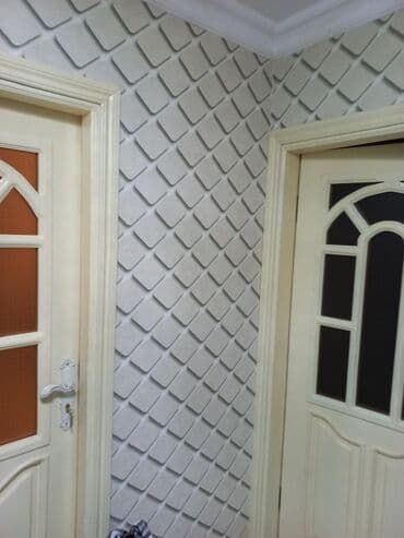 ev qaplsl: Ağ rəngdə, şüşəli daxili otaq qapısı. Qapının yuxarı hissəsində — 6