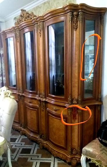 mebel servant: Qorka satılır. İcərisi güzgülüdür və şüşə rəfləri var. Uzunluğu 240 — 2