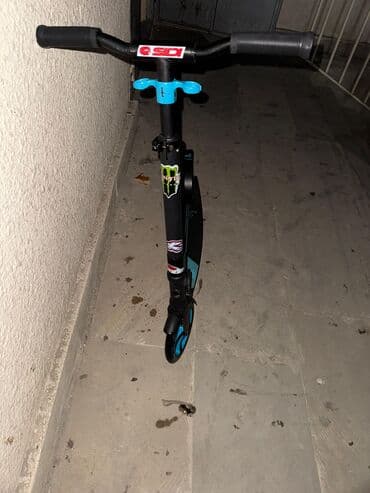 turbo moped: Şəhər üçün ayaqlı skuter - Rəng: qara-göy aksentli - Böyük təkərlər — 1