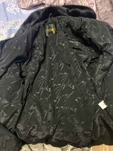 monika berde: VERSA markasına aid qara rəngdə, kapüşonlu qadın xəz palto. Bu palto — 3