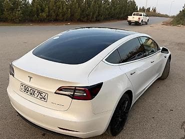 kon texnika: Tesla Model 3 Dual Motor (elektrik sedan) - Rəng: ağ, qara panoramik — 2