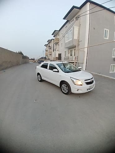chevrolet service: Chevrolet Cobalt sedan – ağ rəng, kompakt və qənaətcil şəhər — 1