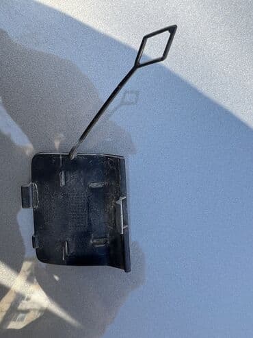 qapi ustu naves: Mercedes w212 kuza üçün buferdə dartıcı olan yerin qapağı — 2