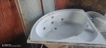 Умывальники, тюльпаны: Ağ rəngdə künc jakuzi vanası, hamam otaqları üçün uyğundur. Daxili — 2