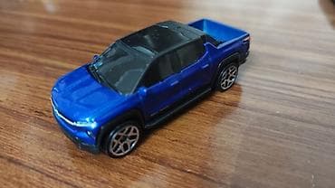 Hot Wheels-Silverado EV RST - Realistik detallı dizayn: qabaq LED