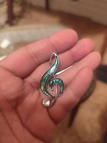 gumus kardinal: Mövzu: Musiqi temalı bəzək əşyaları – broş, kulon və zəncirlər — 8