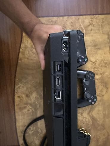 ps4 slim disk: Ps4 slim 1TB ev şəraitində çox az istifadə olunub içərisində 24 ədəd — 2