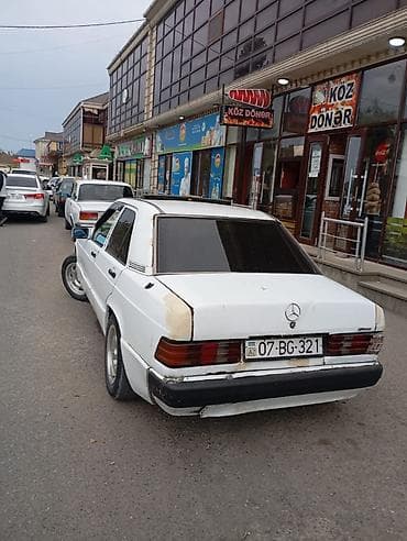 Mercedes-Benz 190: 2 l | 1986 il Sedan — 4