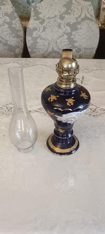 Porcelan korpuslu, klassik kerosin lampası.tam orginaldır. İşlənməyib