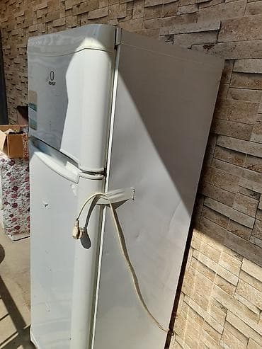Indesit soyuducu. yaxşı vəziyyətdə. hündürlük 170 sm. qiyməti 180 — 2