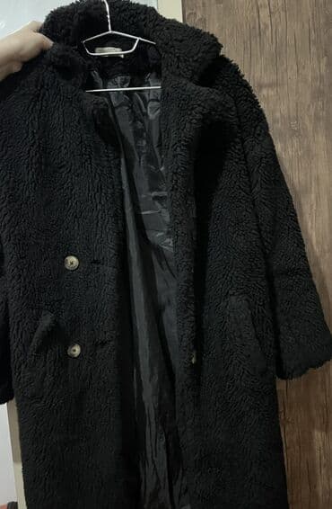 Qara teddiyə bənzər qıvrım teksturalı palto - Model: dizə qədər