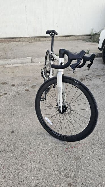 велосипеды trinx бишкек: Şosse/Gravel tipli velosiped - Çərçivə: yüngül alüminium, mat gümüş — 9