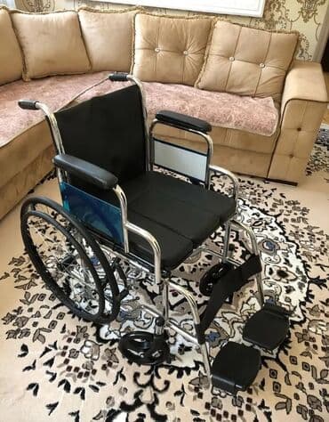 унитаз для инвалидов переносной: Gümüşü rəngli, qara oturacaqlı və dirsəkaltıları olan əlil arabası — 1