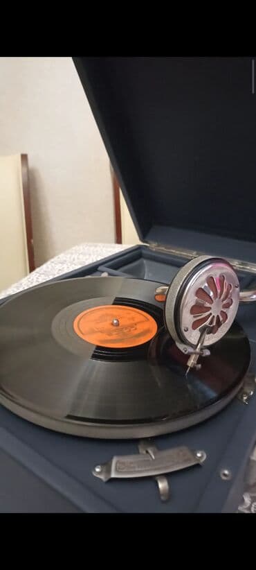 dim listening 1: Retro üslubda çox nadir göy rəngli "LENİNQRAD" patifonu. Üzərində val — 2