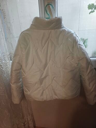 женские белые свитера: Ağ rəngli qadın qış kurtkası - Rəng: qar-ağ - Model: qısa, şişmə — 1