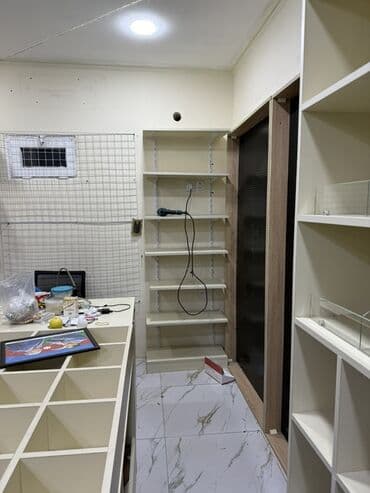 Аренда оборудования: Mağaza avadanlıqları komplekti - Təkərli metal grid stendlər: Ağ — 6