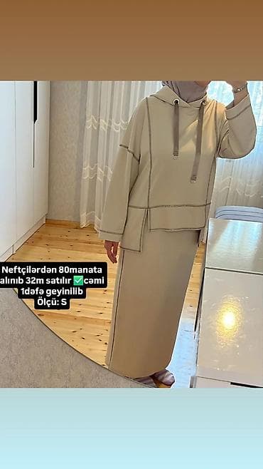 Bej rəngli iki hissəli dəst – kapüşonlu oversize sviter və uzun ətək