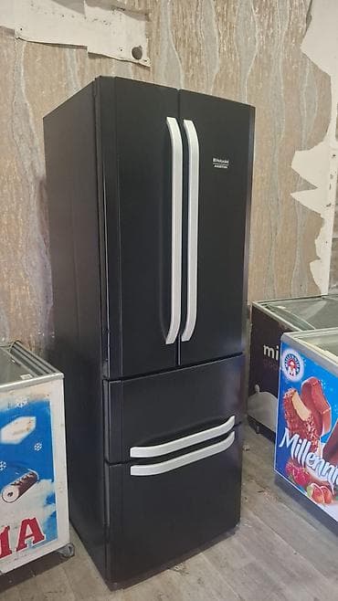 Hotpoint Ariston markalı çoxqapılı soyuducu. Qara rəngli, müasir və