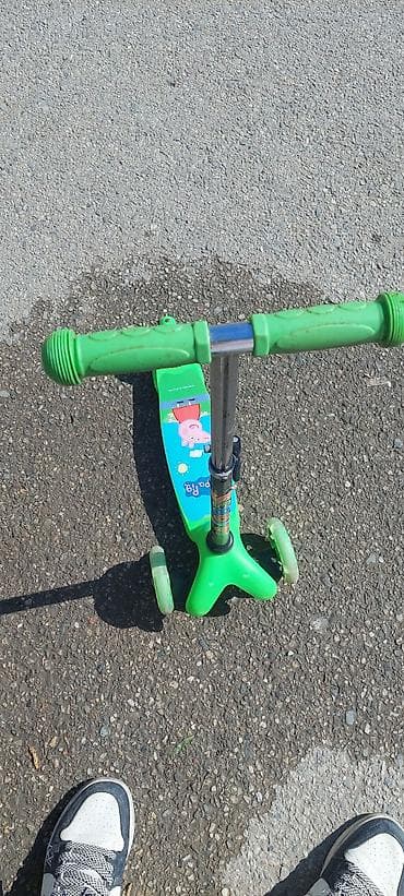 ucuz raf: Uşaq skuteri – 3 təkərli, yaşıl rəngdə - Ön tərəfdə iki təkər, arxada — 1