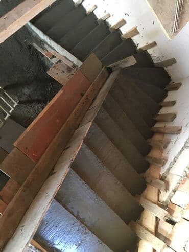 ikinci əl seyf qapi: Betondan pillekenler. Baslanqic ve son pillelere lazerle kod verib — 10