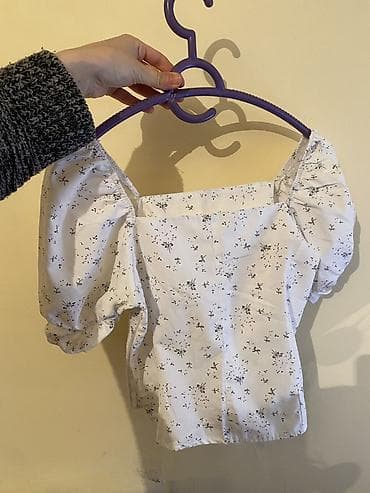 Ağ rəngli, xırda qara çiçək naxışlı qadın bluzası. Kvadrat dekolte