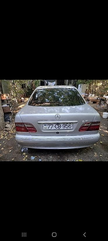 e39 radiator: Mercedes-Benz E‑Class (W210) sedan, gümüşü rəng. - Kuzov: 4 qapılı — 8