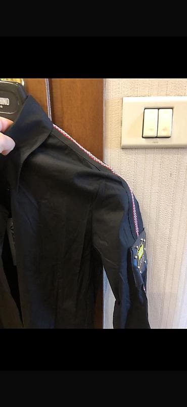 qara halile: • Məhsul: Qara köynək • Brend: Moschino Jeans (askıda brend yazısı — 2