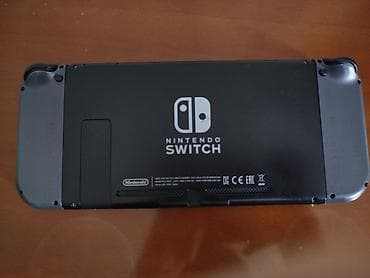 Xbox Series S: Nintendo Switch oyun konsolu – boz Joy-Con nəzarətçiləri ilə.Bircə sol — 2