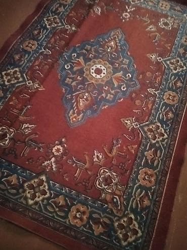 qırmızı xalca: Qırmızı əsaslı, Şərq üslublu xalça - Dizayn: Mərkəzdə çoxbucaqlı göy — 4