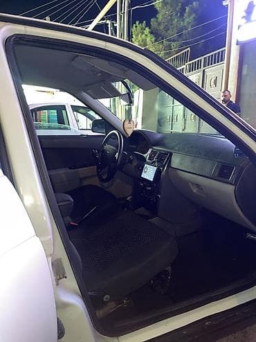 raf satilir: Ağ rəngli Lada Priora sedan. Avtomobilin кузов görnüşü sedan — 5