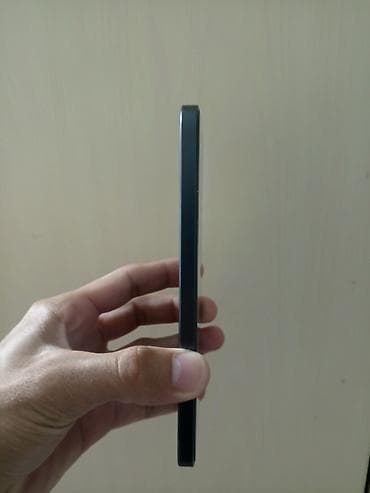 İncə və yastı kənarlı smartfon - Nazik, kvadrat kənarlı korpus – tək