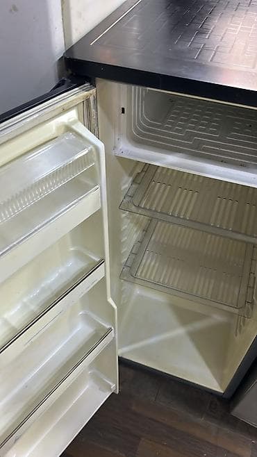 nar 1 saat: Kompakt bir qapılı soyuducu - Rəng: boz/qartalqara (qapı və üst panel — 2