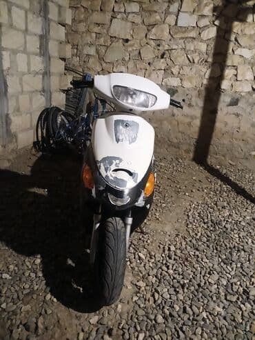 сколько стоит мопед: Şəhər içi sürüş üçün praktik skuter - Korpus: ağ-qara plastik — 2