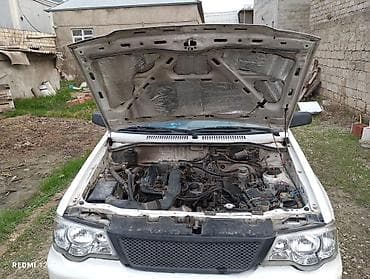 lexus rx 350: Ağ rəngli sedan, şəhərdaxili sürüş üçün praktik və qənaətcil — 6