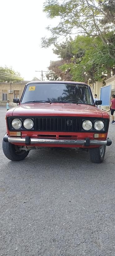 vaz 2106 kapotu: VAZ 2106, qırmızı rəng, klassik sedan. Xüsusiyyətlər: -Salam maşin — 1