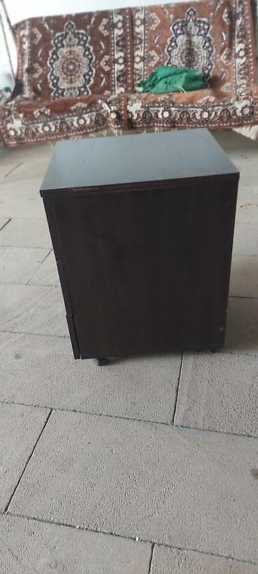 islenmis masalar: Tünd qəhvəyi rəngdə, kompakt ofis tumbası. - Material: ağac — 2