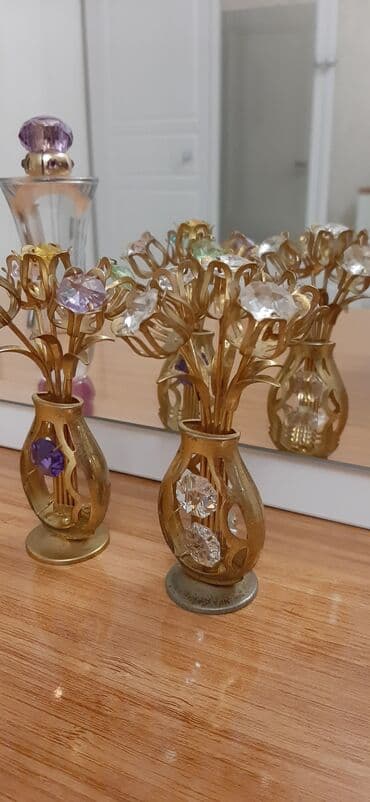 ваза под фрукты: Qızılı rəngdə, dekorativ güllərdən ibarət iki ədəd bəzək əşyası. Hər — 2