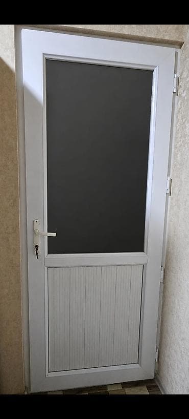 acar desdi: PVC qapı. Üst hissəsi panel framuqalıdır. Ümumi cərcivənin uzunluğu 2 — 1