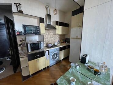 8 noyabr metrosunun çixisinda 17 mertebeli binanın 14-cü mərtəbəsində — 5