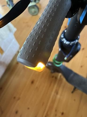 Riley elektrik skuteri - Güclü ön LED fənər və arxa LED işıq zolağı –