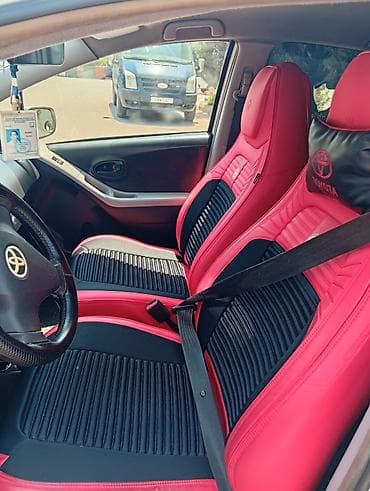 avto 444: Toyota Yaris hatchback (ağ rəng). Şəhər içi üçün sərfəli və rahat — 1
