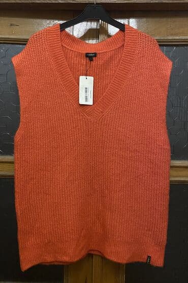 obmanki qadın koftaları: Qadın geyimləri – 2 fərqli model 1) Ağ bluz: - Yumşaq, axıcı parça - — 32