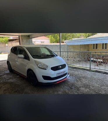 Model: Kia Venga, ağ rəng, 5 qapılı hatchback. Xüsusiyyətlər və