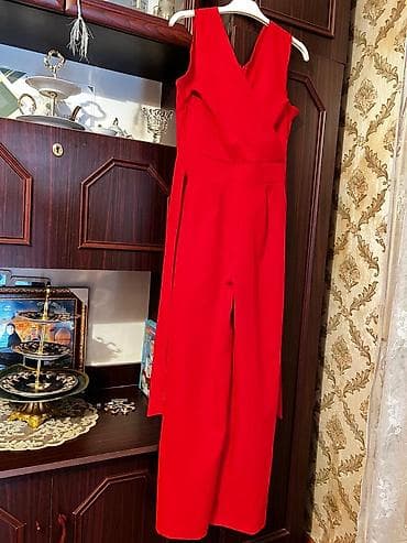 qırmızı ayaqqabı: Qırmızı qadın kombinezonu - Model: qolsuz, V-şəkilli büzməli üst — 1